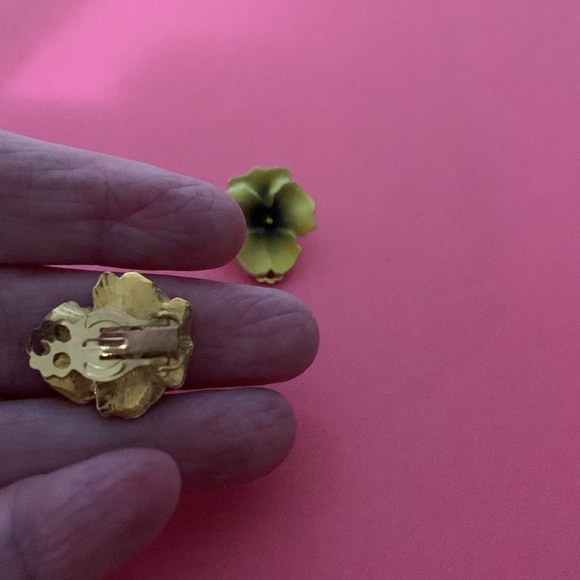 Yellow floral clip on earrings - Picture 4 of 4